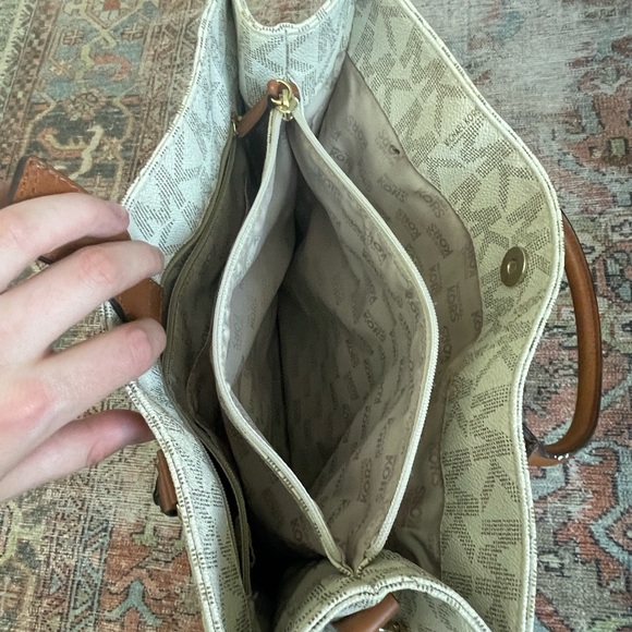 Michael Kors Hamilton Large Bag - Picture 7 of 13